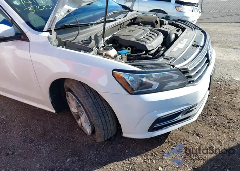 2018 Volkswagen Passat 2.0T R-Line/2.0T S z USA, uszkodzony, nr VIN 1VWAA7A31JC011458